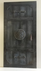 Siyah mavi göbekli kapı